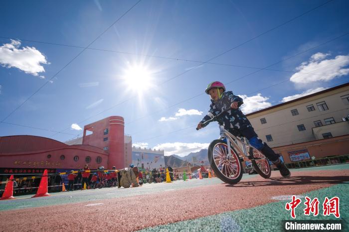 圖為拉薩市實(shí)驗(yàn)幼兒園孩子們正在練習(xí)滑步車?！『闻罾?攝