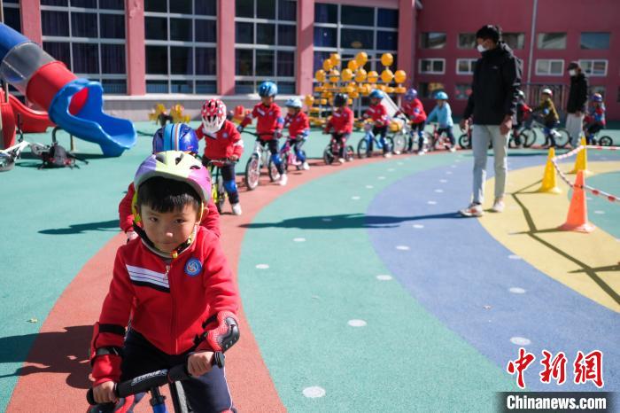 圖為拉薩市實(shí)驗(yàn)幼兒園孩子們?cè)诮叹毜闹笇?dǎo)下練習(xí)滑步車?！『闻罾?攝