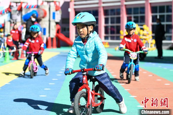 圖為拉薩市實(shí)驗(yàn)幼兒園孩子們正在練習(xí)滑步車?！『闻罾?攝