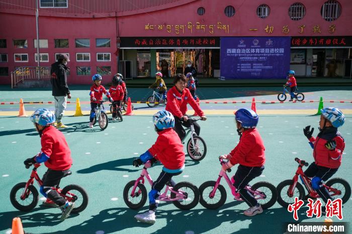 圖為拉薩市實(shí)驗(yàn)幼兒園孩子們正在練習(xí)滑步車?！『闻罾?攝