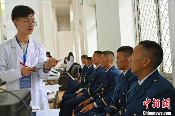 圖為研究團隊成員登記消防員信息?！≮w朗 攝