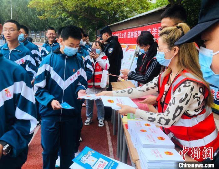 圖為西寧市法制宣傳進校園?！∥鲗幨谐俏鲄^供圖