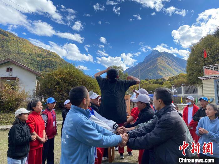 圖為學生們在西藏巴松措青少年活動營地開展趣味活動?！∥鞑厍嗌倌陮嵺`教育基地供圖