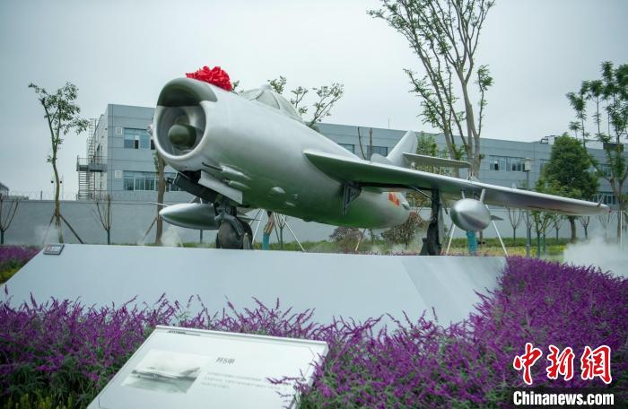 園林式戰(zhàn)斗機博物館內展示的“殲5甲”飛機?！⒅铱?攝