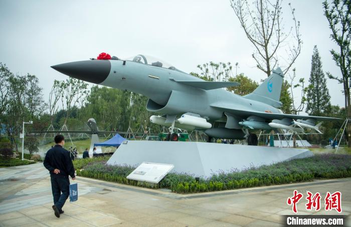 園林式戰(zhàn)斗機博物館內展示的“殲10C”飛機。　劉忠俊 攝