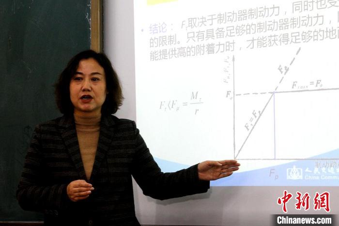 圖為李富香給學生上理論課。(資料圖) 青海省教育廳供圖