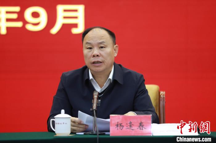 圖為青海省副省長楊逢春主持會議并講話?！『F龍 攝