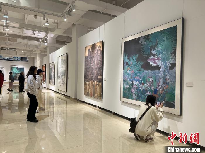 圖為全國青年教師中國畫學術邀請展吸引學生觀展。　鐘旖 攝