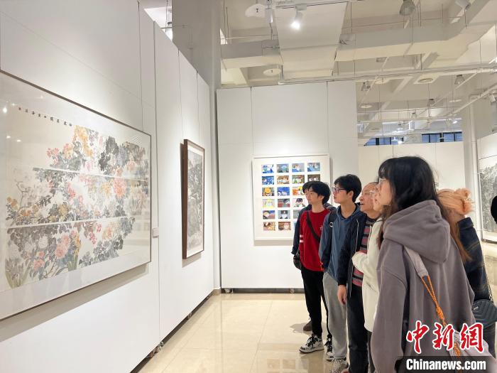 圖為全國青年教師中國畫學術邀請展現場?！＄婌?攝