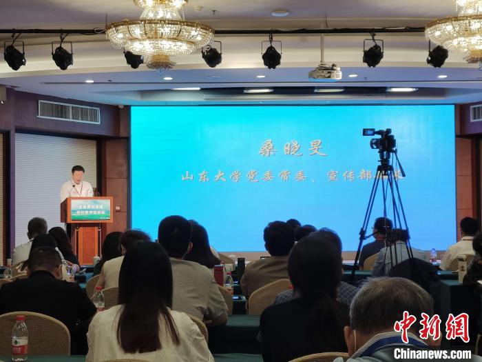 山東大學(xué)黨委常委、宣傳部部長(zhǎng)桑曉旻在現(xiàn)場(chǎng)致辭?！⊥醪赦?攝