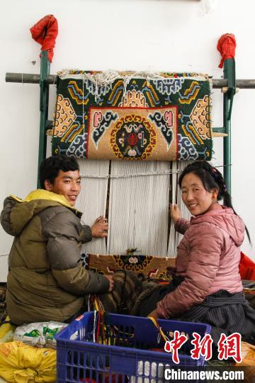 圖為1月15日，在日喀則市謝瑪氆氌農(nóng)村合作社，拉孜村一對夫婦在編織卡墊(資料圖)?！≮w朗 攝