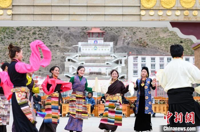 圖為西藏昌都市洛隆縣易地搬遷安置點(diǎn)阿托卡小康示范新村村民載歌載舞慶脫貧(資料圖)。　何蓬磊 攝