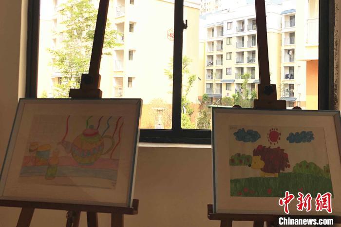 圖為會澤縣城易地扶貧搬遷點一所小學內(nèi)擺放著的學生畫作。　繆超 攝