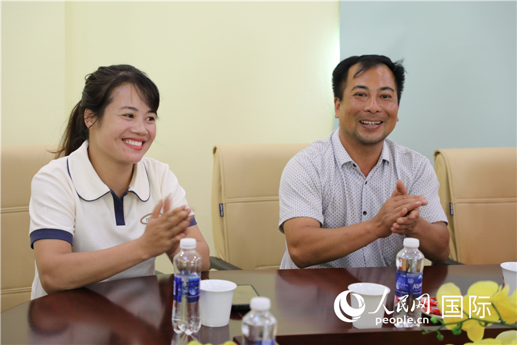 越南沙巴市黃連寄宿制民族小學(xué)老師阮氏秋姮、阮文享。人民網(wǎng)記者簡承淵攝