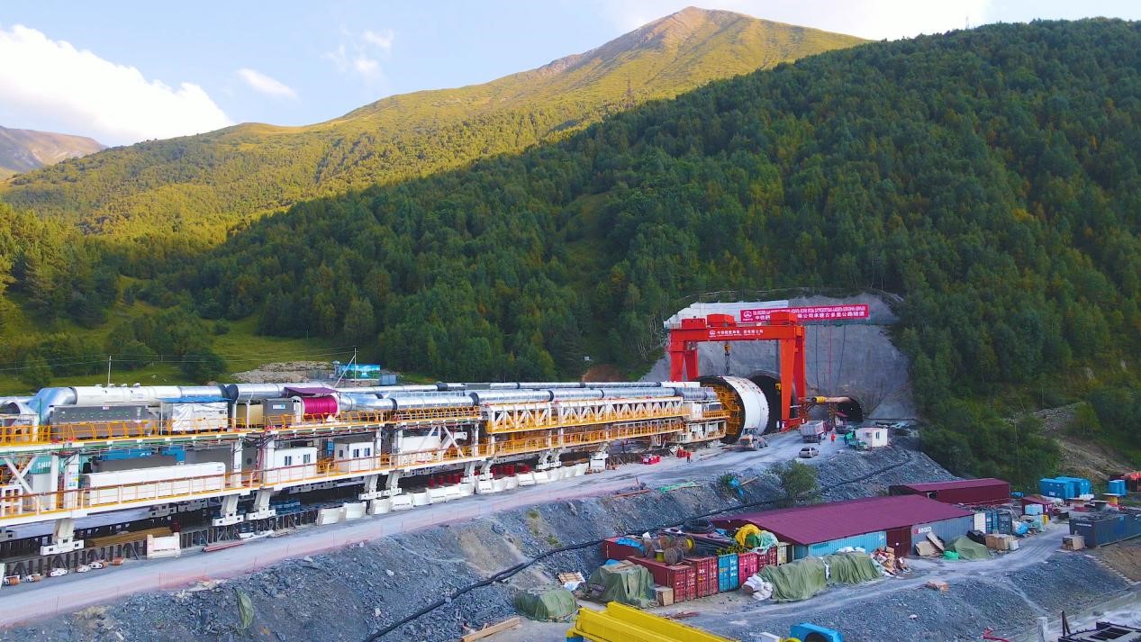 “高加索號”單護盾硬巖掘進機（TBM）。中鐵隧道局格魯吉亞KK公路隧道項目部供圖