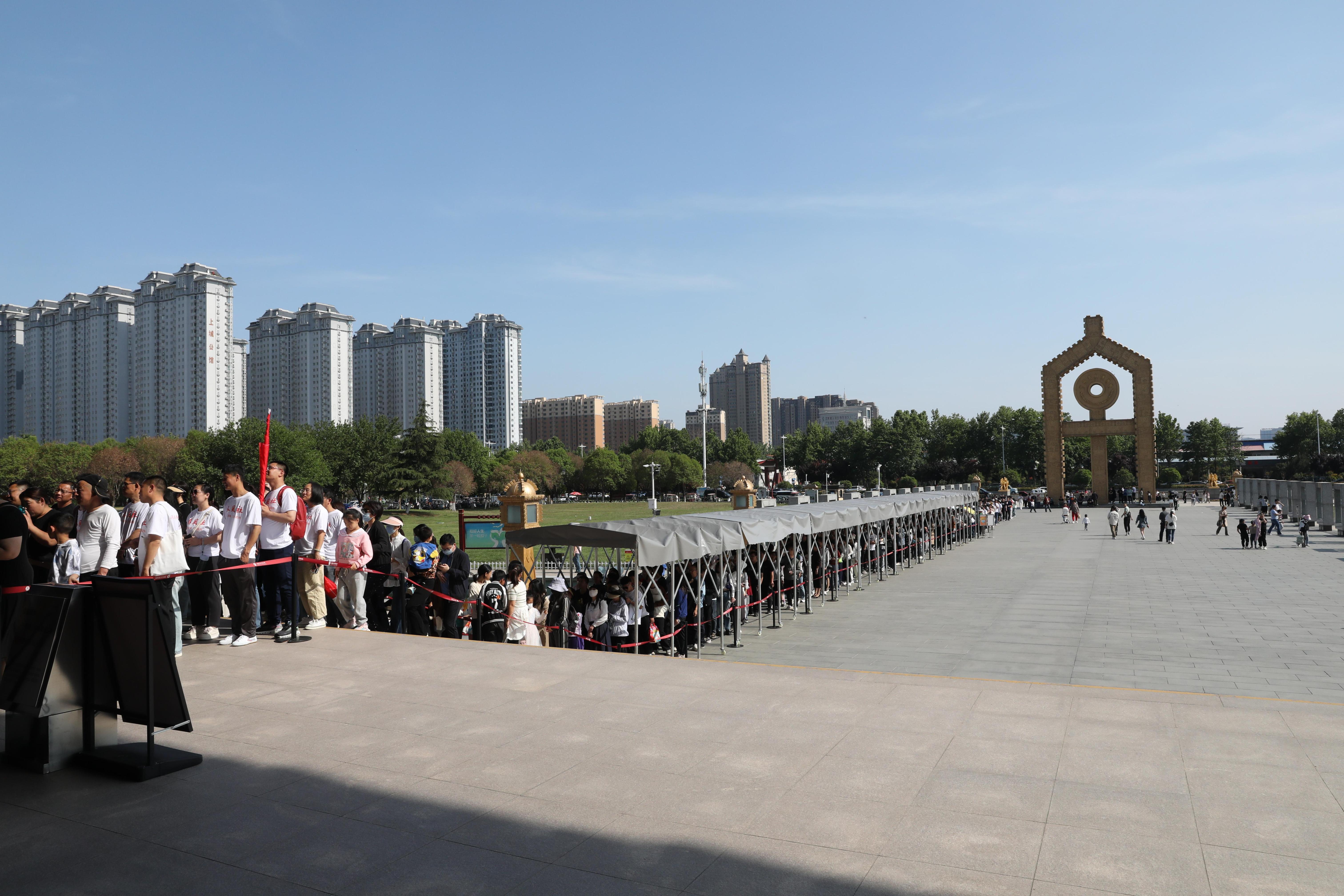 “五一”期間，中國文字博物館外游客有序排隊(duì)。中國文字博物館供圖