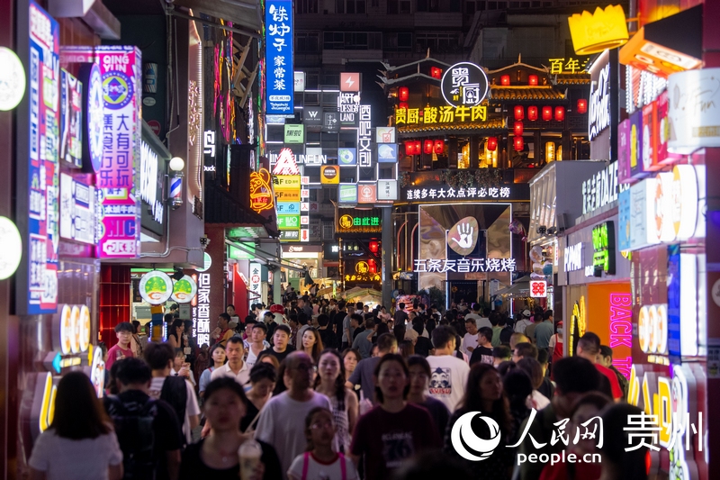 6月21日，貴陽，青云市集內游人如織。人民網記者 翁奇羽攝