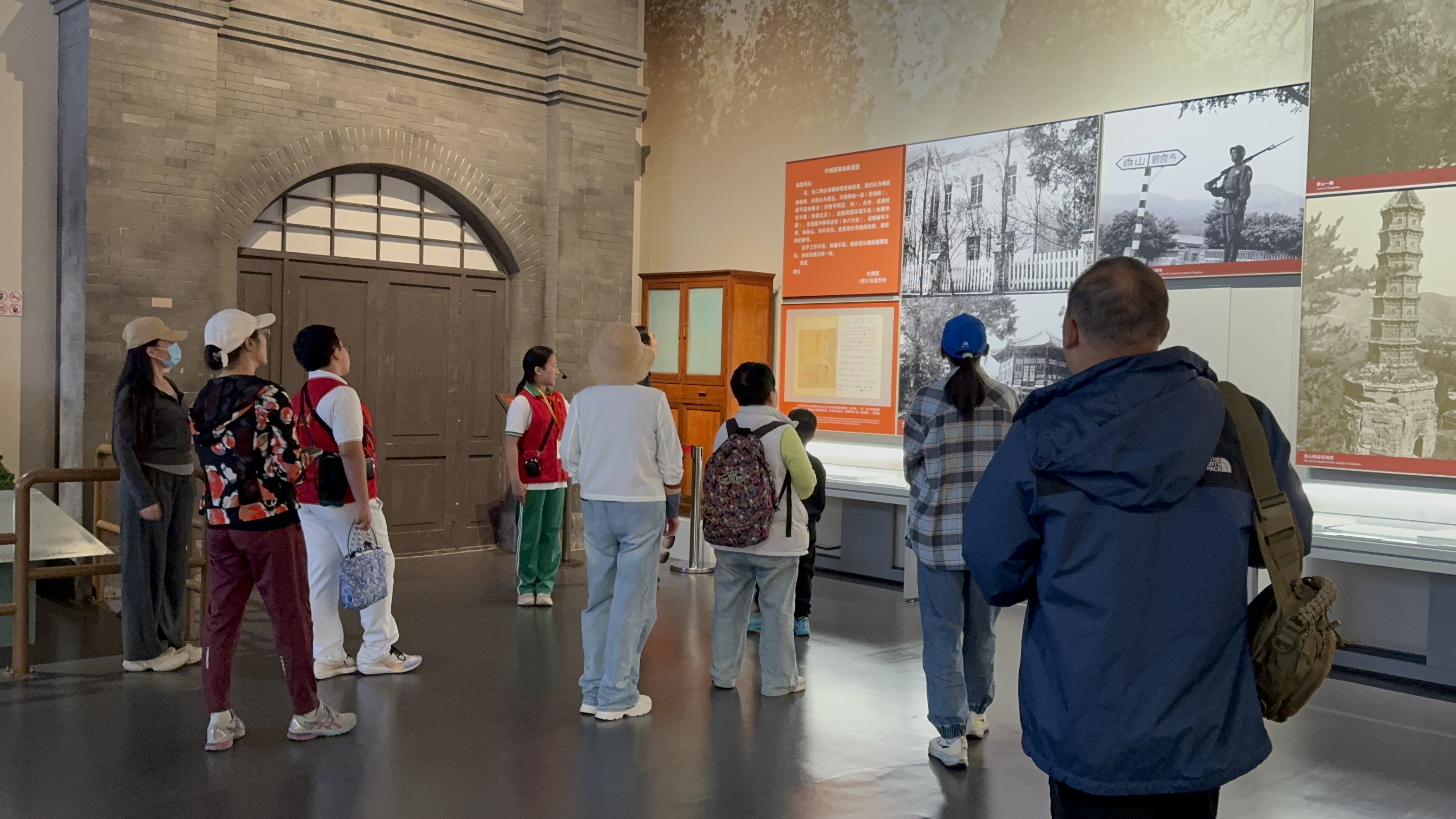 10月4日，北京香山革命紀念館內(nèi)，一名“紅領巾志愿者”正在為參觀者講解。人民網(wǎng)記者 劉微攝