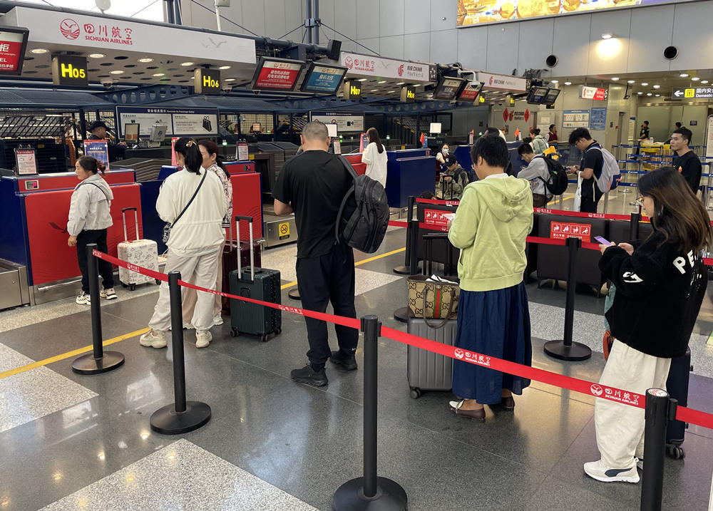 旅客在首都機(jī)場排隊(duì)辦理登機(jī)手續(xù)。人民網(wǎng)記者 喬雪峰攝