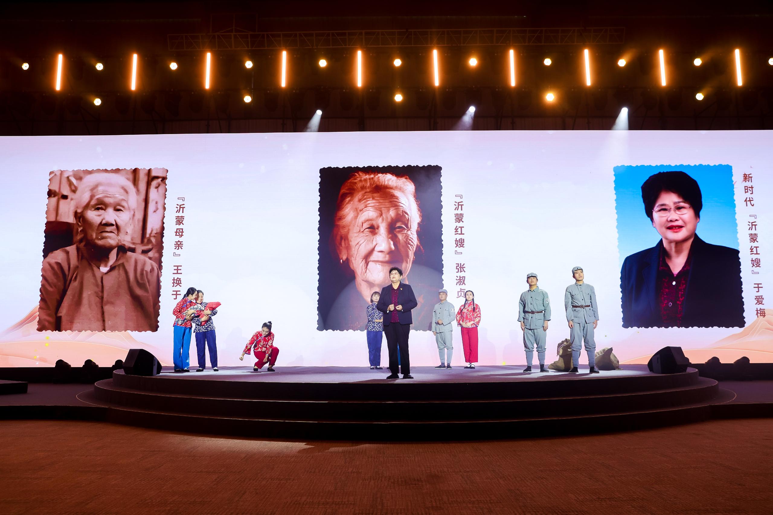 “何以中國·弦歌不輟”網(wǎng)絡(luò)主題活動(dòng)現(xiàn)場，于愛梅講述“沂蒙紅嫂”的故事。人民視頻供圖。