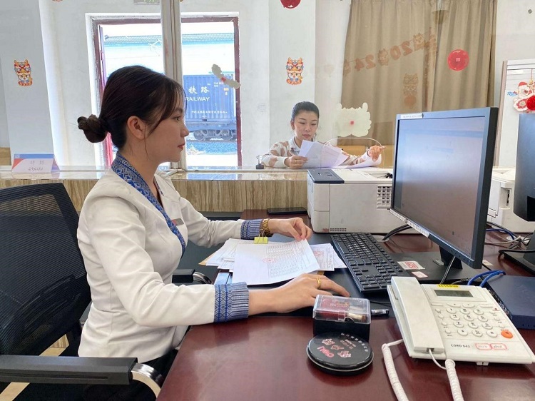 春節期間，中老鐵路員工堅守崗位，保障鐵路運行安全、暢通。李加勇攝