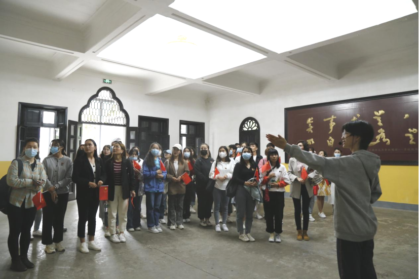 2021年5月20日，在喜迎中國共產黨建黨100周年之際，我校開展了少數民族學生“學黨史、感恩黨、跟黨走”紅色研學活動。