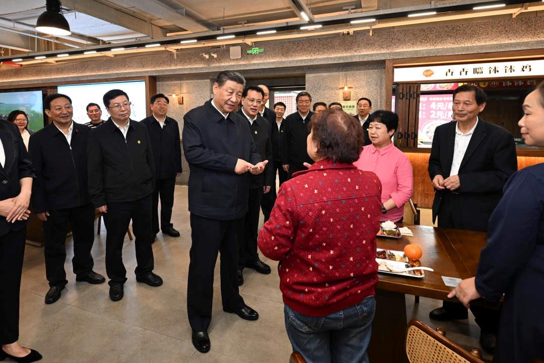△2024年4月22日，習(xí)近平總書記來到重慶九龍坡區(qū)謝家灣街道民主村社區(qū)考察。