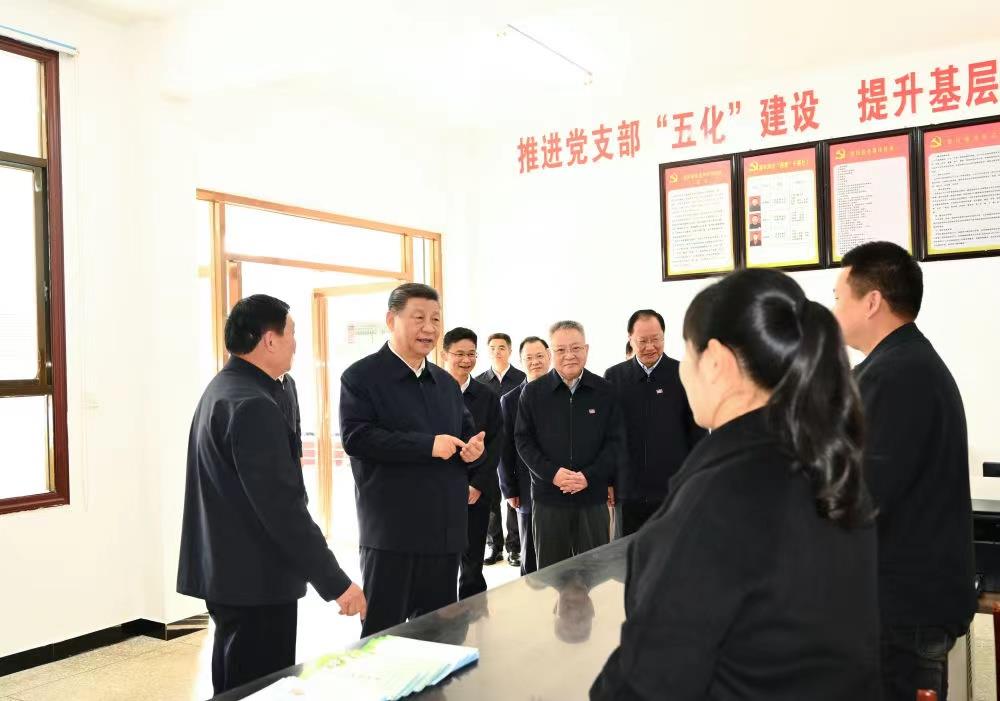 △2024年3月19日，習(xí)近平總書記在湖南常德市鼎城區(qū)謝家鋪鎮(zhèn)港中坪村黨群服務(wù)中心了解當(dāng)?shù)貫榛鶎訙p負(fù)、提升基層治理效能等情況。