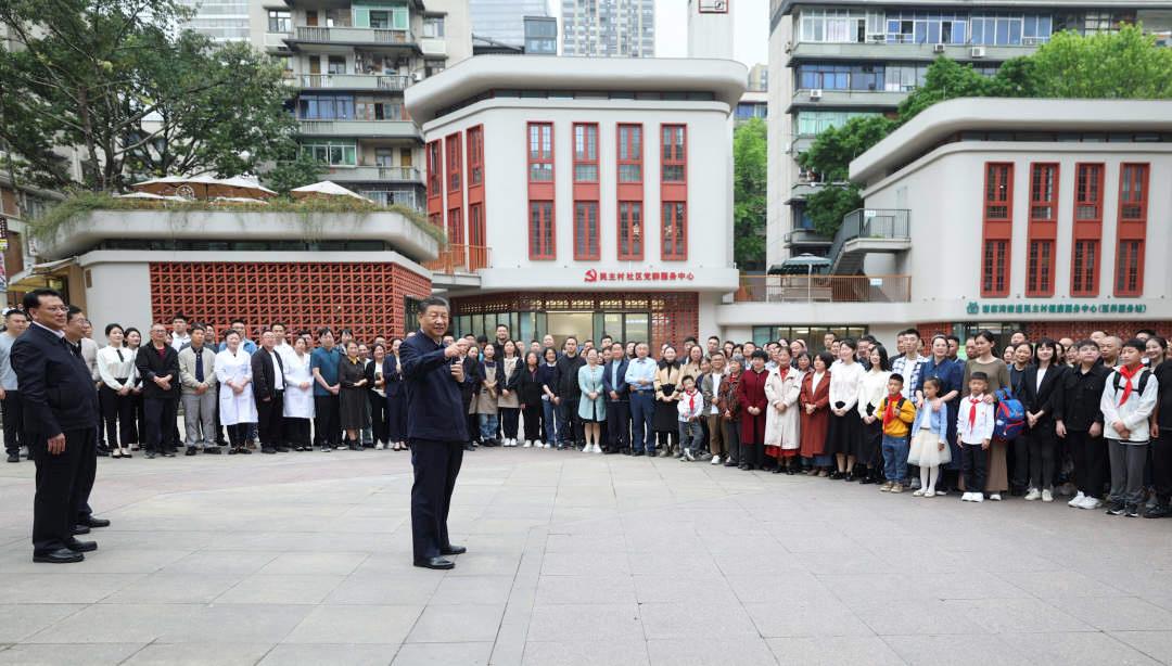 △2024年4月22日，習(xí)近平總書記來到重慶九龍坡區(qū)謝家灣街道民主村社區(qū)考察。