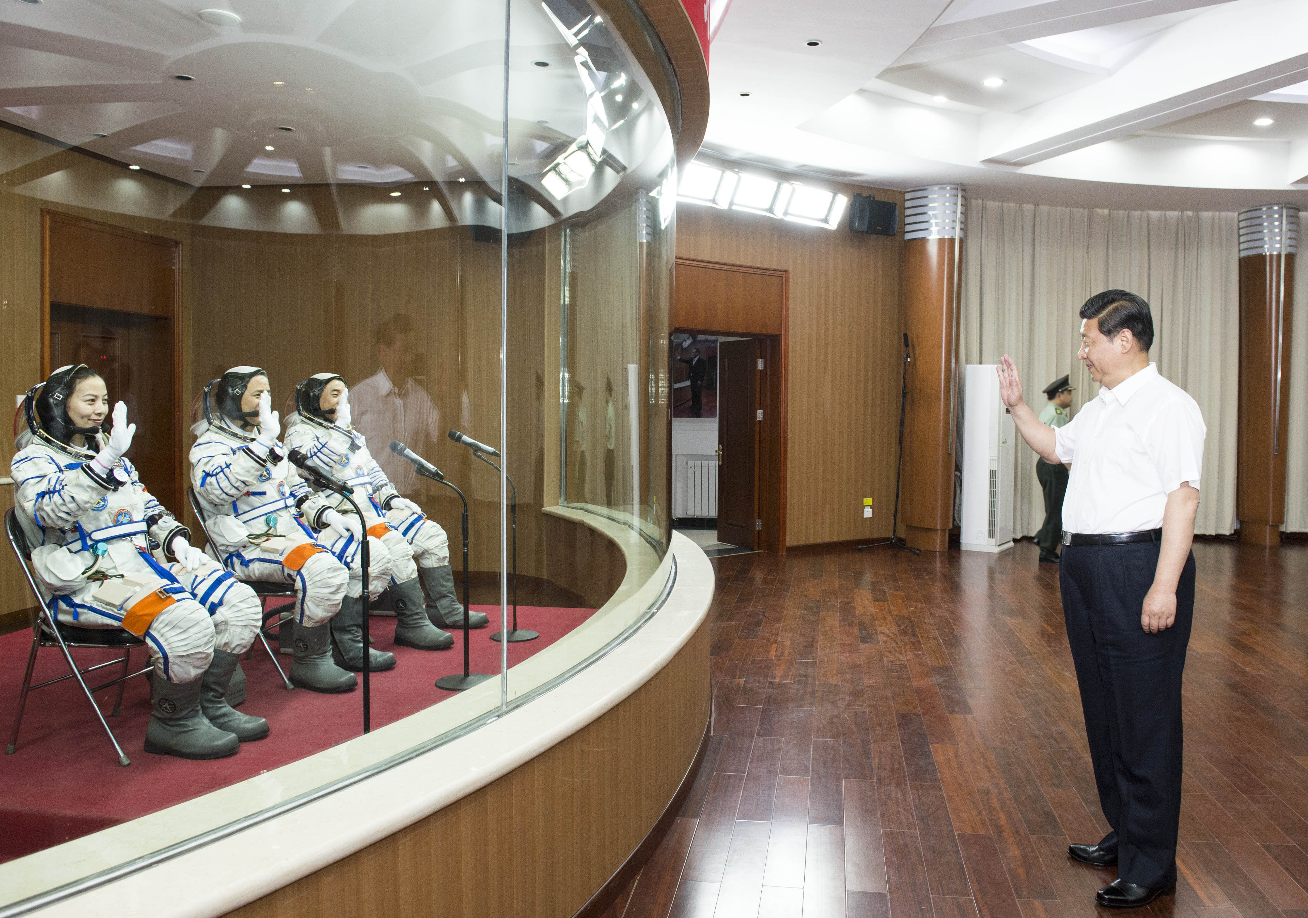 2013年6月11日，習近平總書記在酒泉衛星發射中心觀看神舟十號載人飛船發射。這是習近平向即將出征的航天員聶海勝、張曉光、王亞平揮手致意。