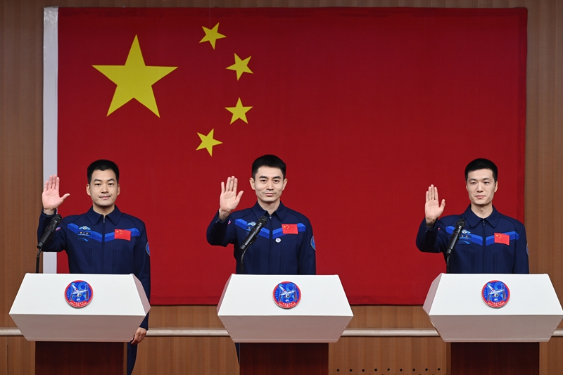 2024年月24日，神舟十八號載人飛行任務航天員葉光富（中）、李聰（右）、李廣蘇在酒泉衛星發射中心問天閣與媒體記者集體見面。
