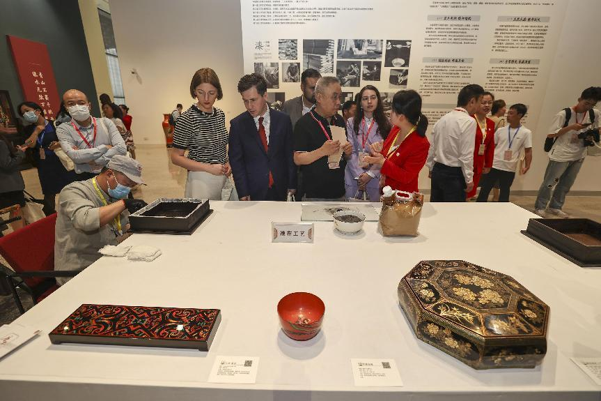 2023年5月28日，北京，推光漆器匠人為駐華使節(jié)展示技藝。