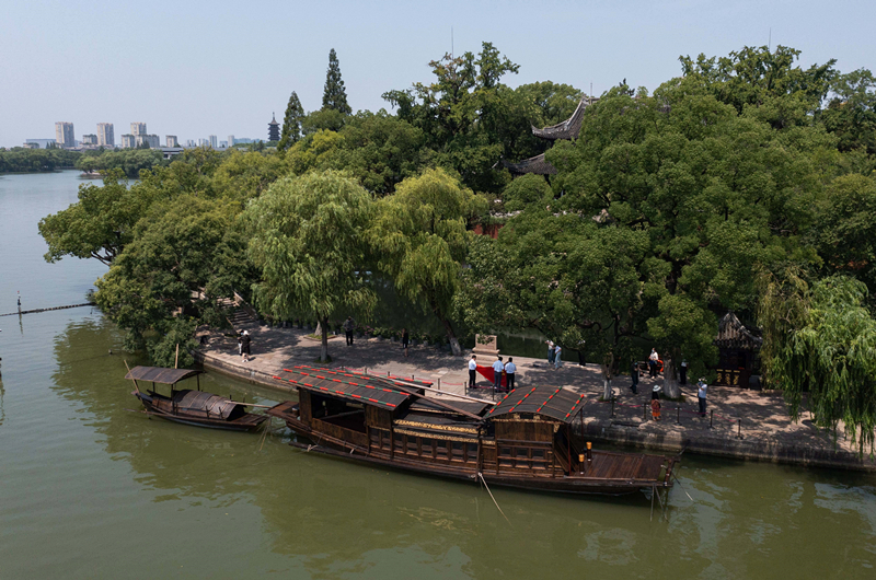 2022年7月27日，南湖紅船停靠在浙江省嘉興市南湖旅游區(qū)的湖心島旁。