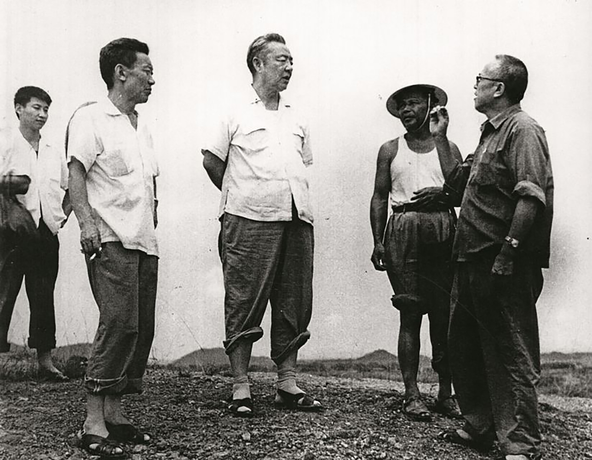 1978年8月5日，習仲勛（中）在廣東惠陽地區(qū)調研。左二為廣東省委農村工作部副部長杜瑞芝，右一為惠陽地委書記李富林。 左一為當時正在清華大學暑期的習近平。