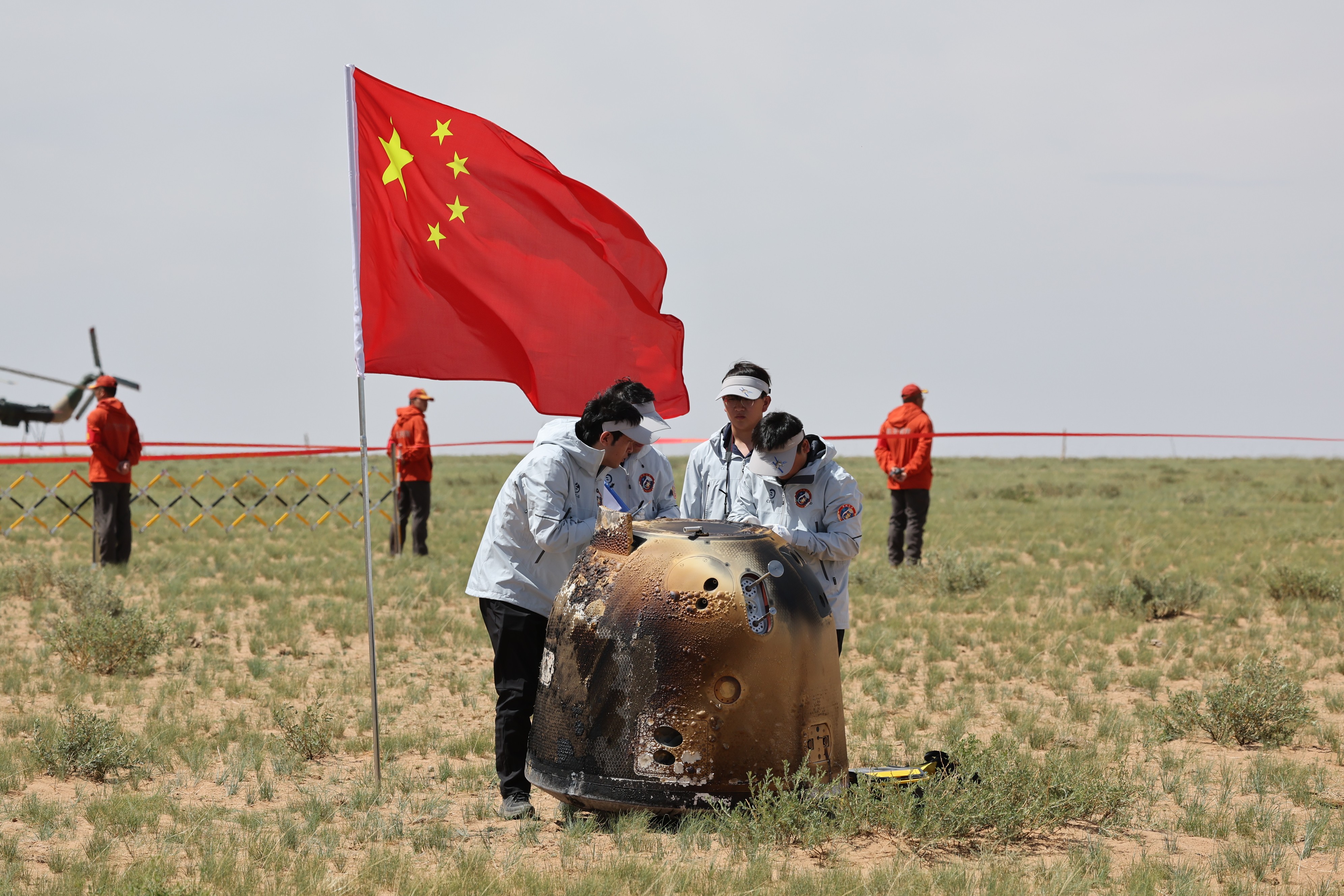 6月25日拍攝的嫦娥六號(hào)返回器回收現(xiàn)場。