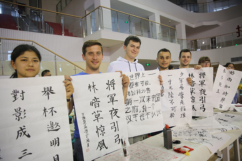 2017年6月5日，來自青島大學(xué)和中國石油大學(xué)（華東）的外國留學(xué)生在展示剛剛現(xiàn)場完成的書法作品。