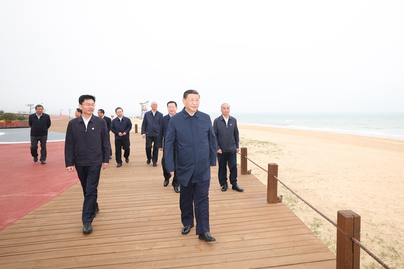 2024年5月22日，習近平總書記在山東日照陽光海岸綠道考察。