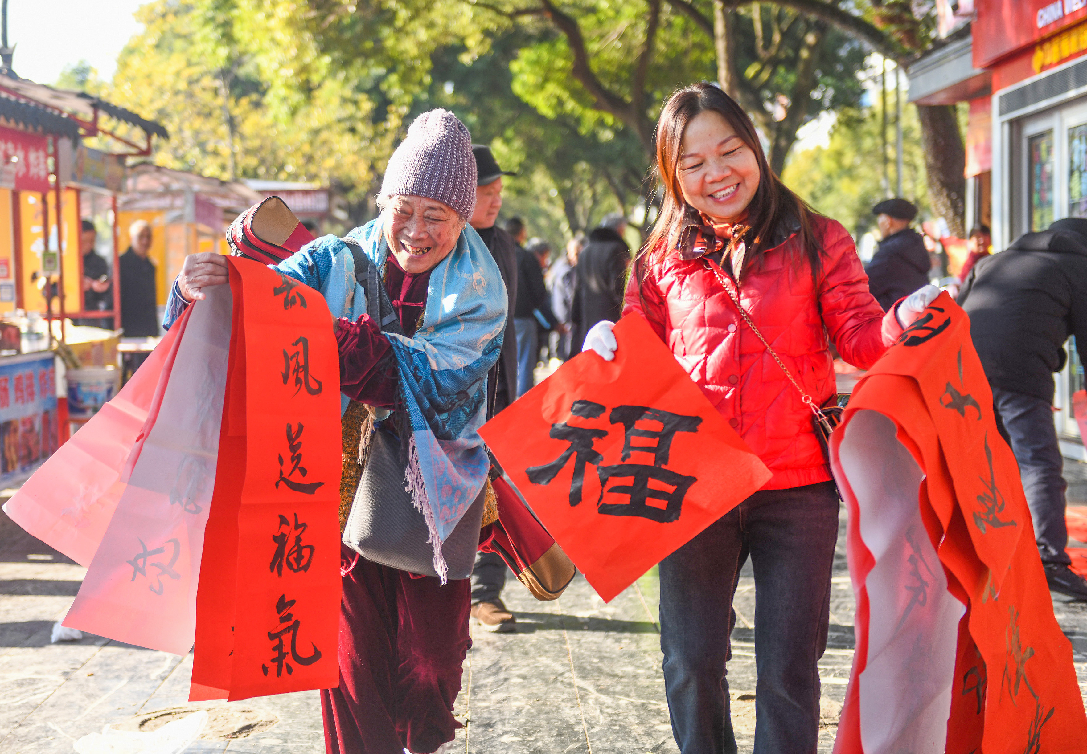 2025年1月13日，在湖南省永州市道縣西洲公園義工崗?fù)ぃ忻駛冾I(lǐng)到了書(shū)法志愿者為大家書(shū)寫的春聯(lián)。