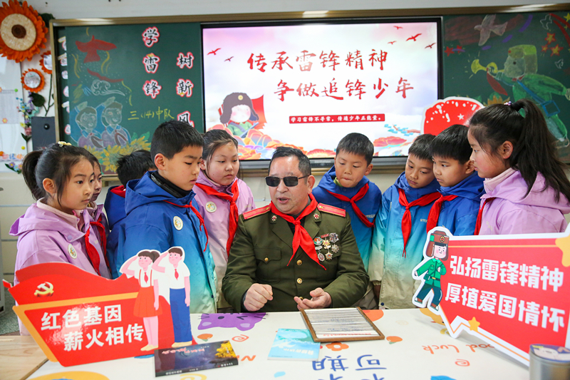 2025年3月3日，江蘇南通如皋市安定小學里，傷殘軍人許波銀在思政小課堂上向學生講述雷鋒故事。
