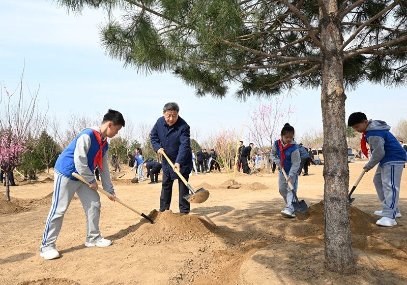 2025年4月3日，習(xí)近平總書記來到北京豐臺(tái)區(qū)永定河畔參加首都義務(wù)植樹活動(dòng)。