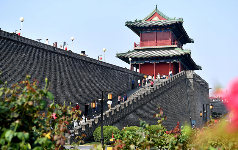 2024年9月16日，游客在河北省石家莊市正定古城游玩。