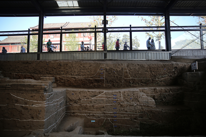 2019年9月7日，人們透過玻璃幕墻看開元寺南廣場遺址考古現場。