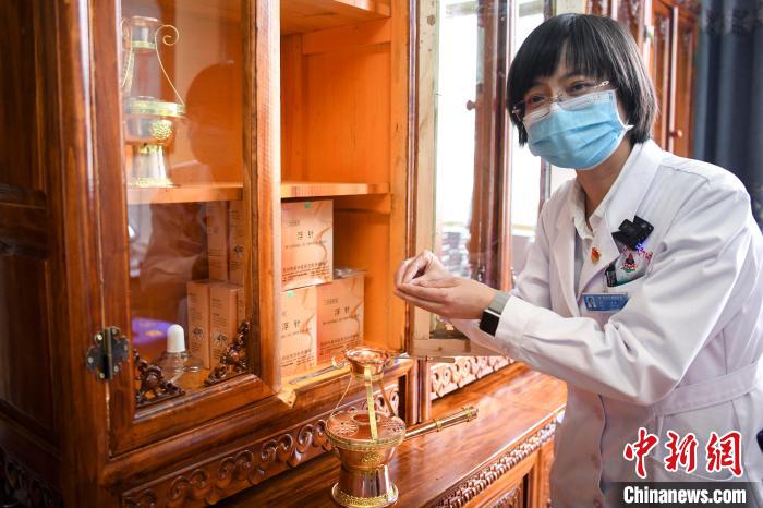 湖南中醫藥大學第一附屬醫院外治科援藏醫生譚濤介紹中醫和藏醫向結合的霍爾麥療法?！钊A峰 攝