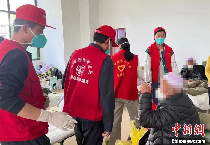 圖為得到妥善安置周到的服務，患者向志愿者豎起大拇指?！∪湛t市委宣傳部供圖
