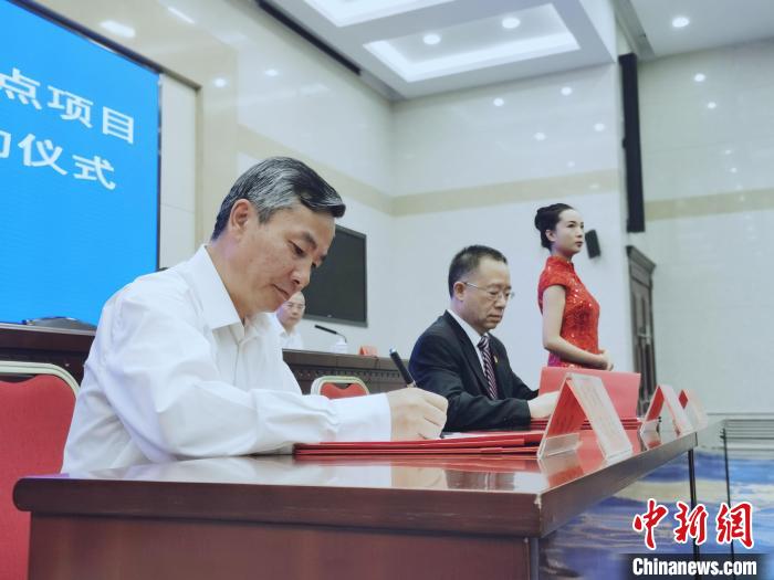 圖為青海省副省長匡湧(左)簽訂合作共建區域醫療中心框架協議。　張添福 攝