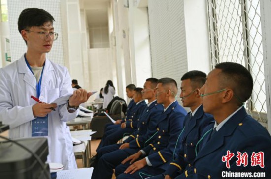 圖為研究團(tuán)隊(duì)成員登記消防員信息?！≮w朗 攝