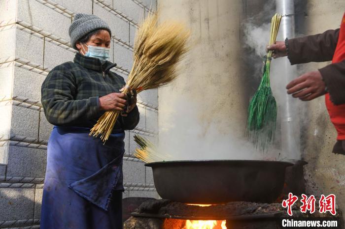 圖為拉薩手藝人制作年貨“羅薩梅朵”?！∝暩聛硭?攝
