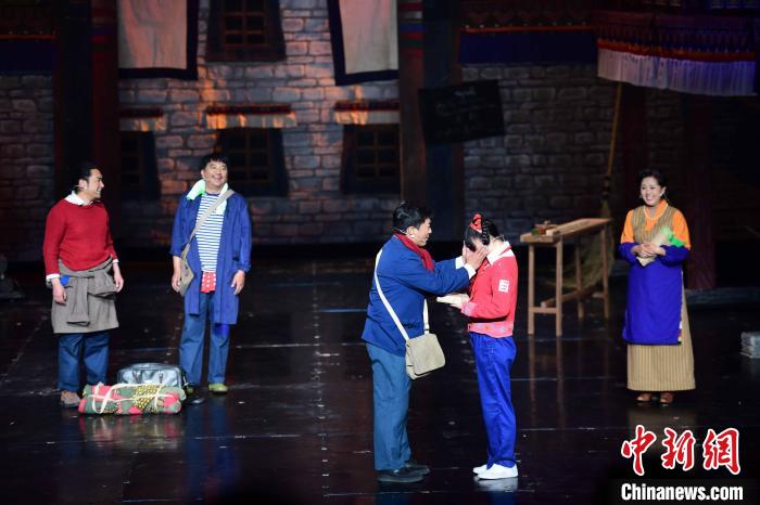 圖為西藏本土話劇《八廓街北院》演出現場。　貢嘎來松 攝