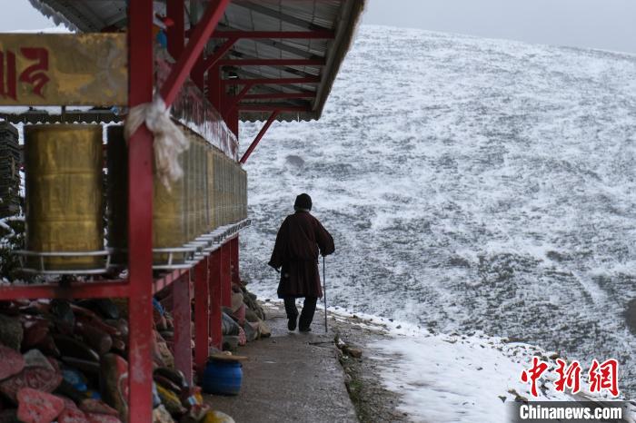 孜珠寺與雪山風光?！〗w波 攝