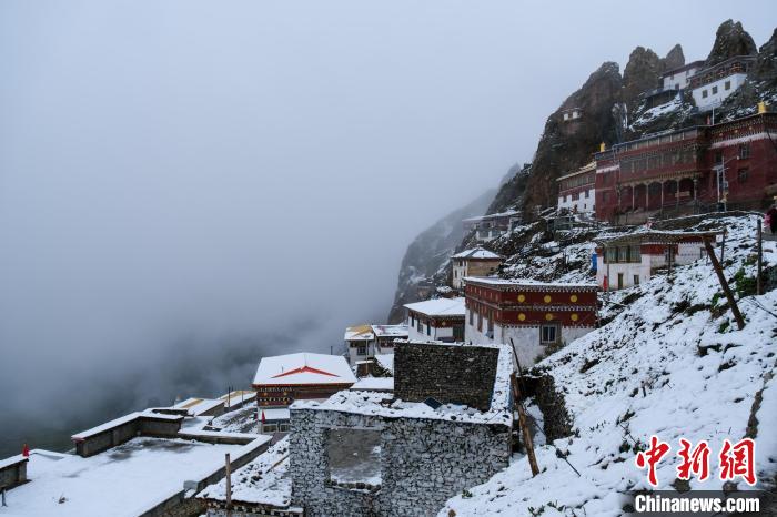 位于孜珠山頂?shù)乃聫R被云霧環(huán)繞，猶如仙境。　江飛波 攝